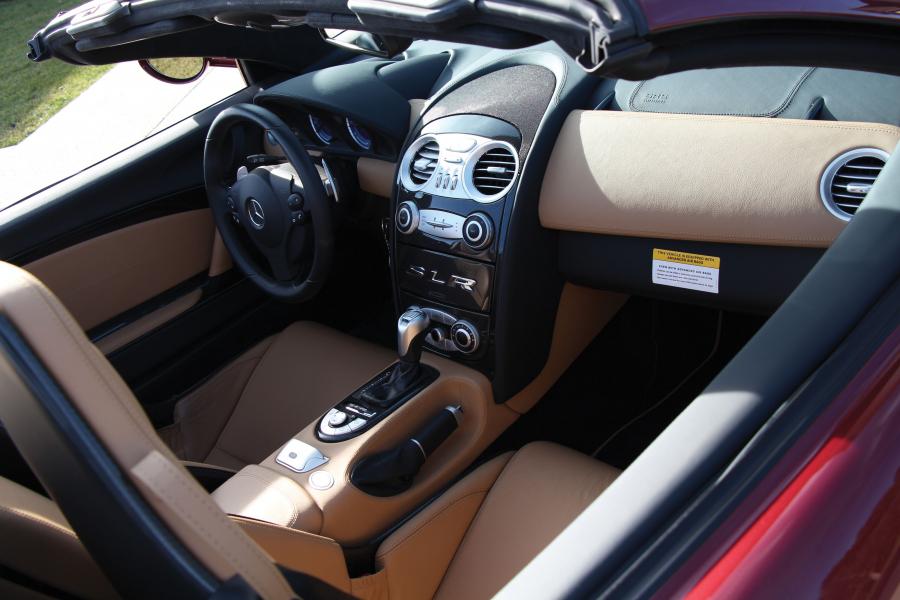 Интерьер Mercedes-Benz SLR McLaren Roadster (R199) 2007 года  (NA) (фото 15 из 36)